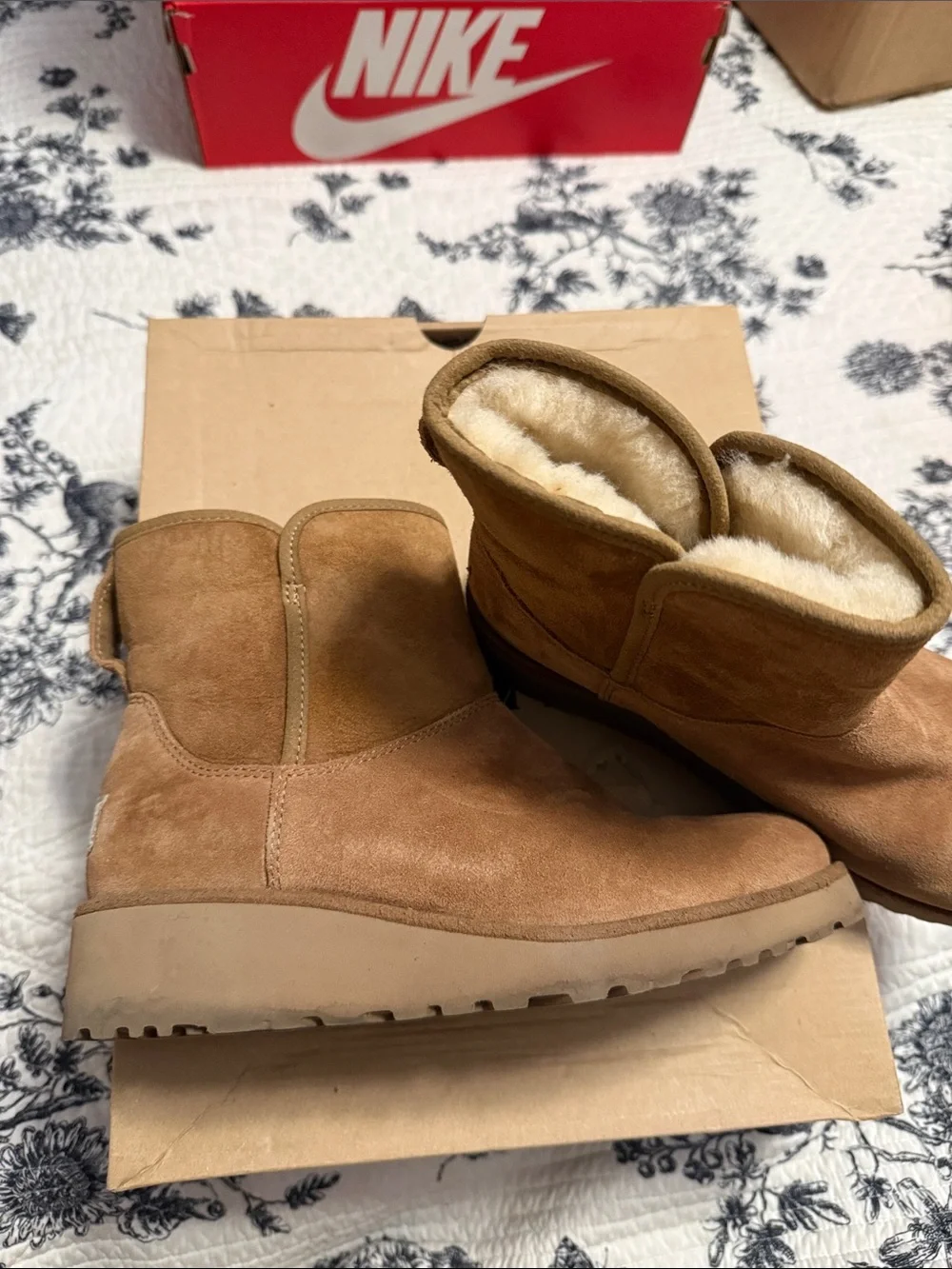 UGG Kristin Size 5 chestnut treadlite